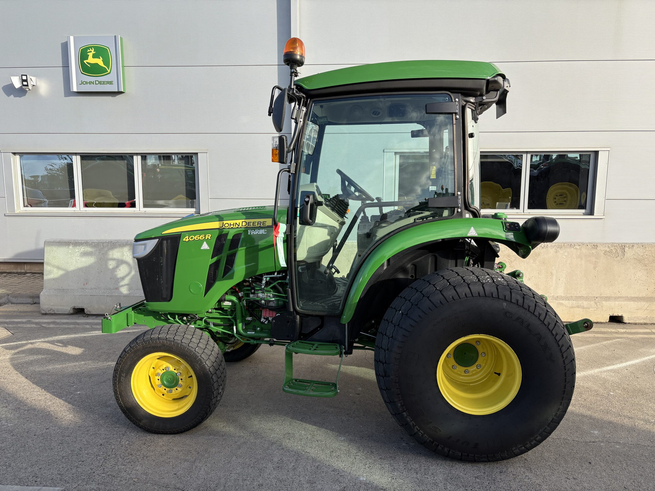 John Deere 4066R Compact Tractor - جرار صغير: صور 1 John Deere 4066R Compact Tractor - جرار صغير: صور 1
