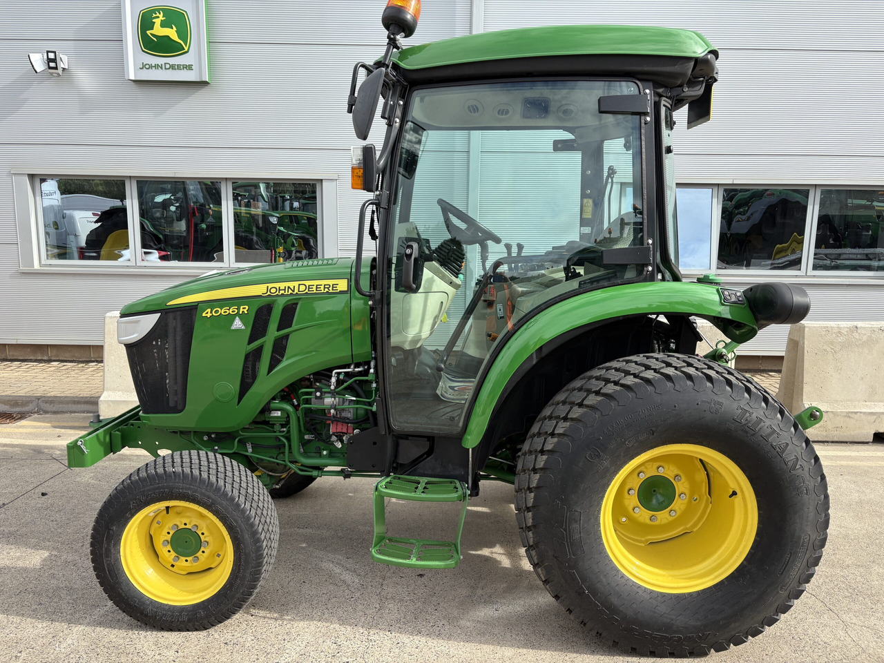 John Deere 4066R Compact Tractor - جرار صغير: صور 1 John Deere 4066R Compact Tractor - جرار صغير: صور 1