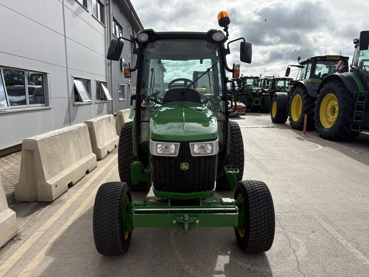 John Deere 4066R Compact Tractor - جرار صغير: صور 2 John Deere 4066R Compact Tractor - جرار صغير: صور 2