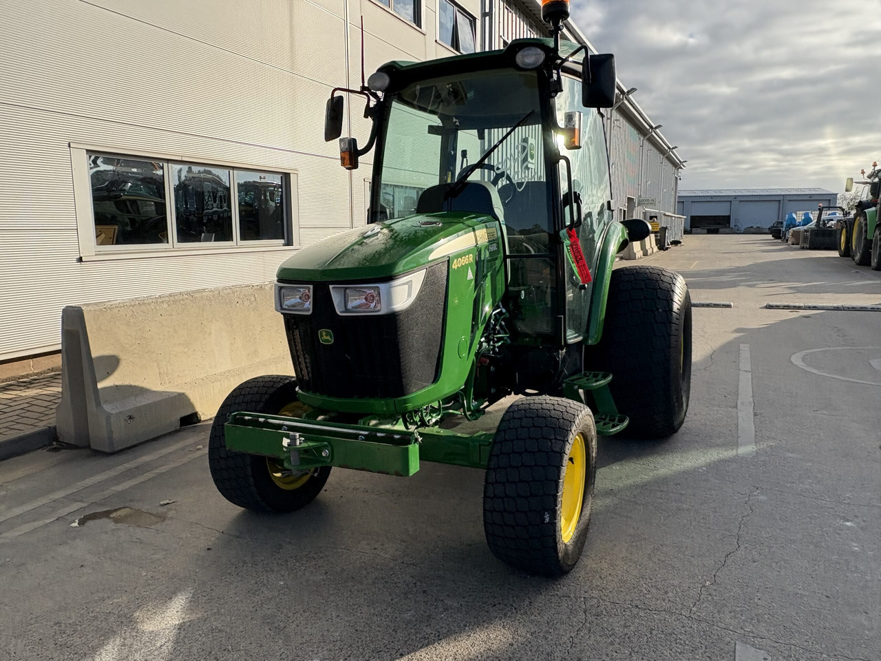 John Deere 4066R Compact Tractor - جرار صغير: صور 4 John Deere 4066R Compact Tractor - جرار صغير: صور 4