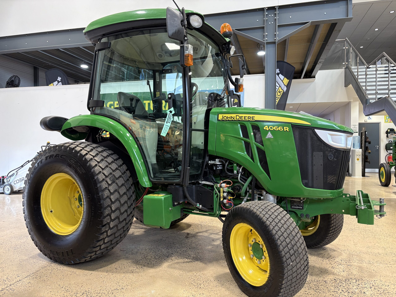 John Deere 4066R Compact Tractor - جرار صغير: صور 1 John Deere 4066R Compact Tractor - جرار صغير: صور 1