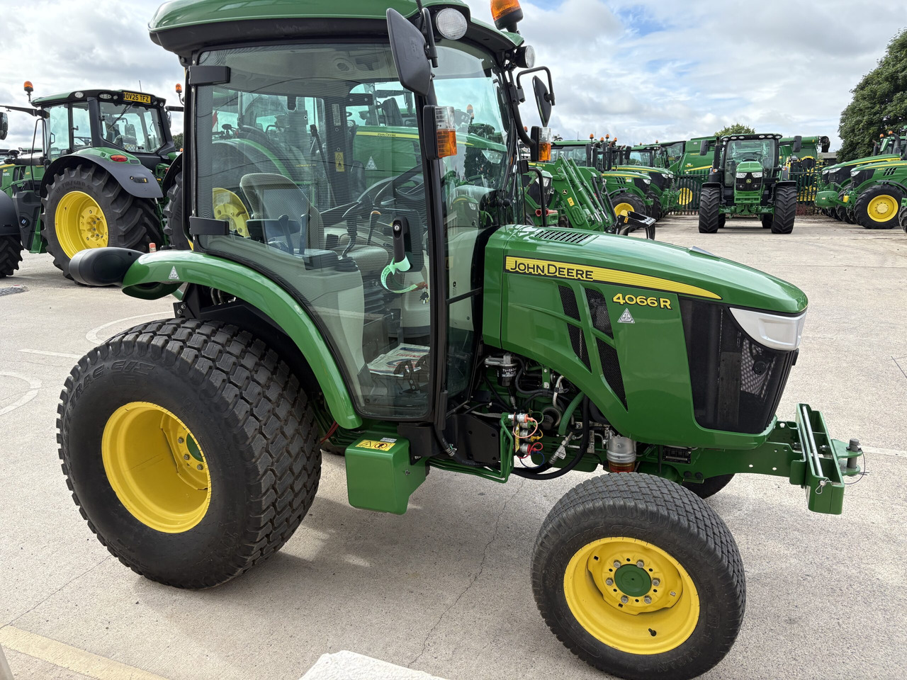 John Deere 4066R Compact Tractor - جرار صغير: صور 3 John Deere 4066R Compact Tractor - جرار صغير: صور 3