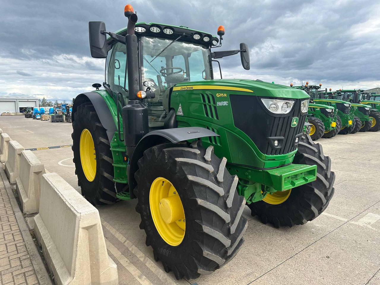جرار John Deere 6215R: صور 7