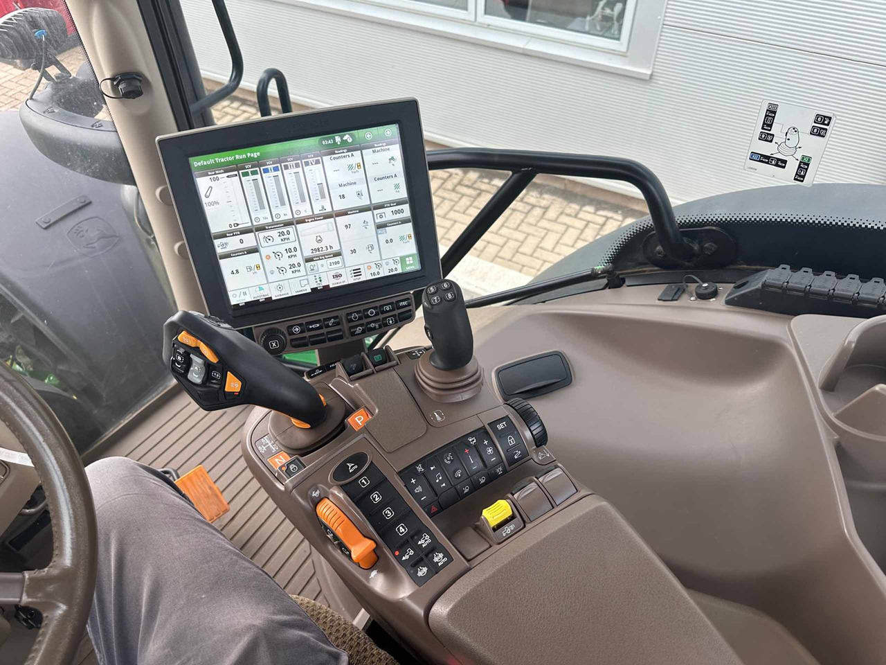 جرار John Deere 6215R: صور 12