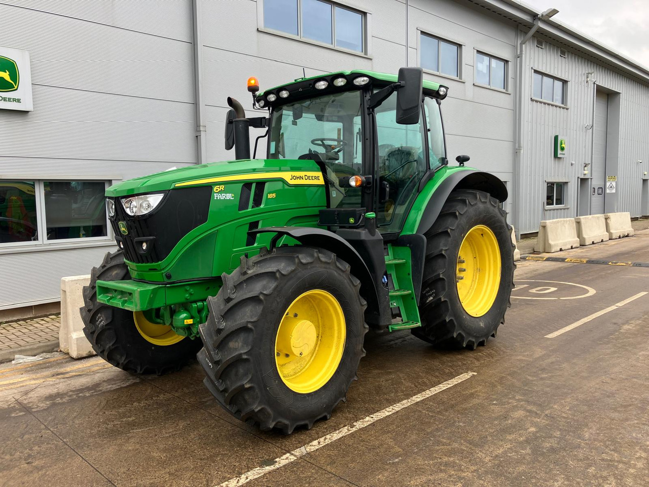 جرار John Deere 6R185: صور 1