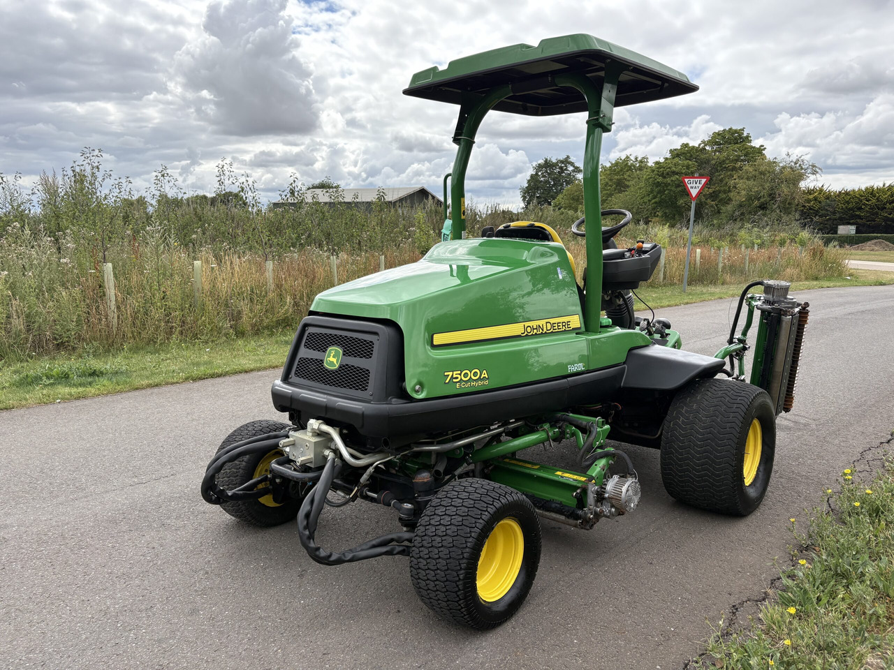 John Deere 7500AE Fairway Mower - جزازة المروج: صور 4 John Deere 7500AE Fairway Mower - جزازة المروج: صور 4