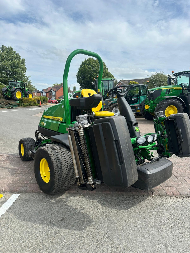 John Deere 7500AE Fairway Mower - جزازة المروج: صور 5 John Deere 7500AE Fairway Mower - جزازة المروج: صور 5
