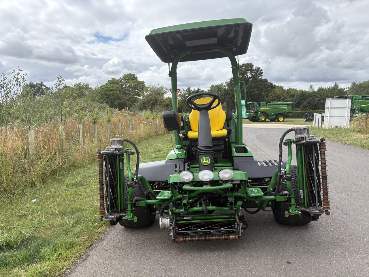 John Deere 7500AE Fairway Mower - جزازة المروج: صور 2 John Deere 7500AE Fairway Mower - جزازة المروج: صور 2