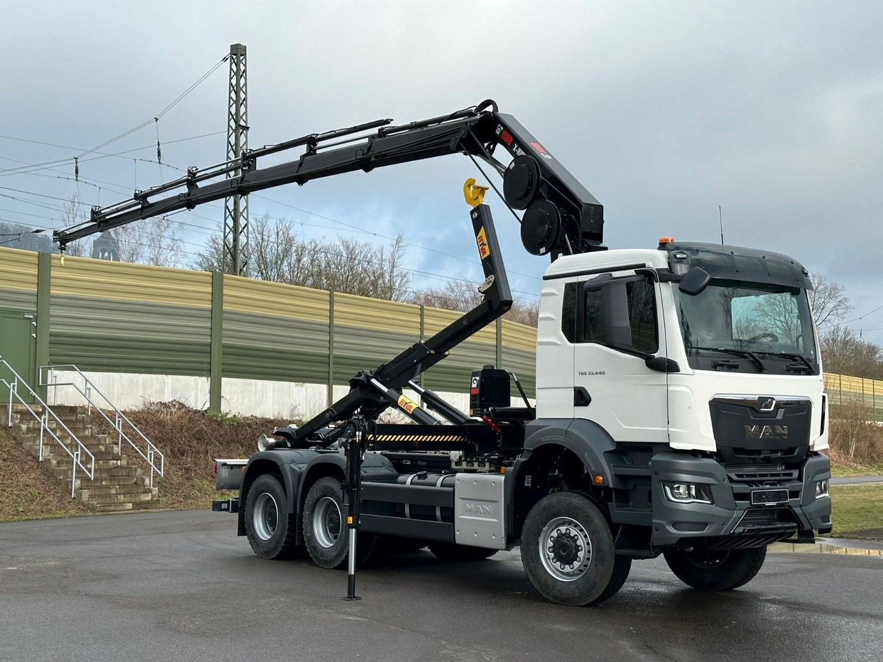MAN TGS 33.440 6x6 BB Abrollkipper+Kran Hiab 228-6 - شاحنة ذات الخطاف, شاحنة كرين: صور 1 MAN TGS 33.440 6x6 BB Abrollkipper+Kran Hiab 228-6 - شاحنة ذات الخطاف, شاحنة كرين: صور 1