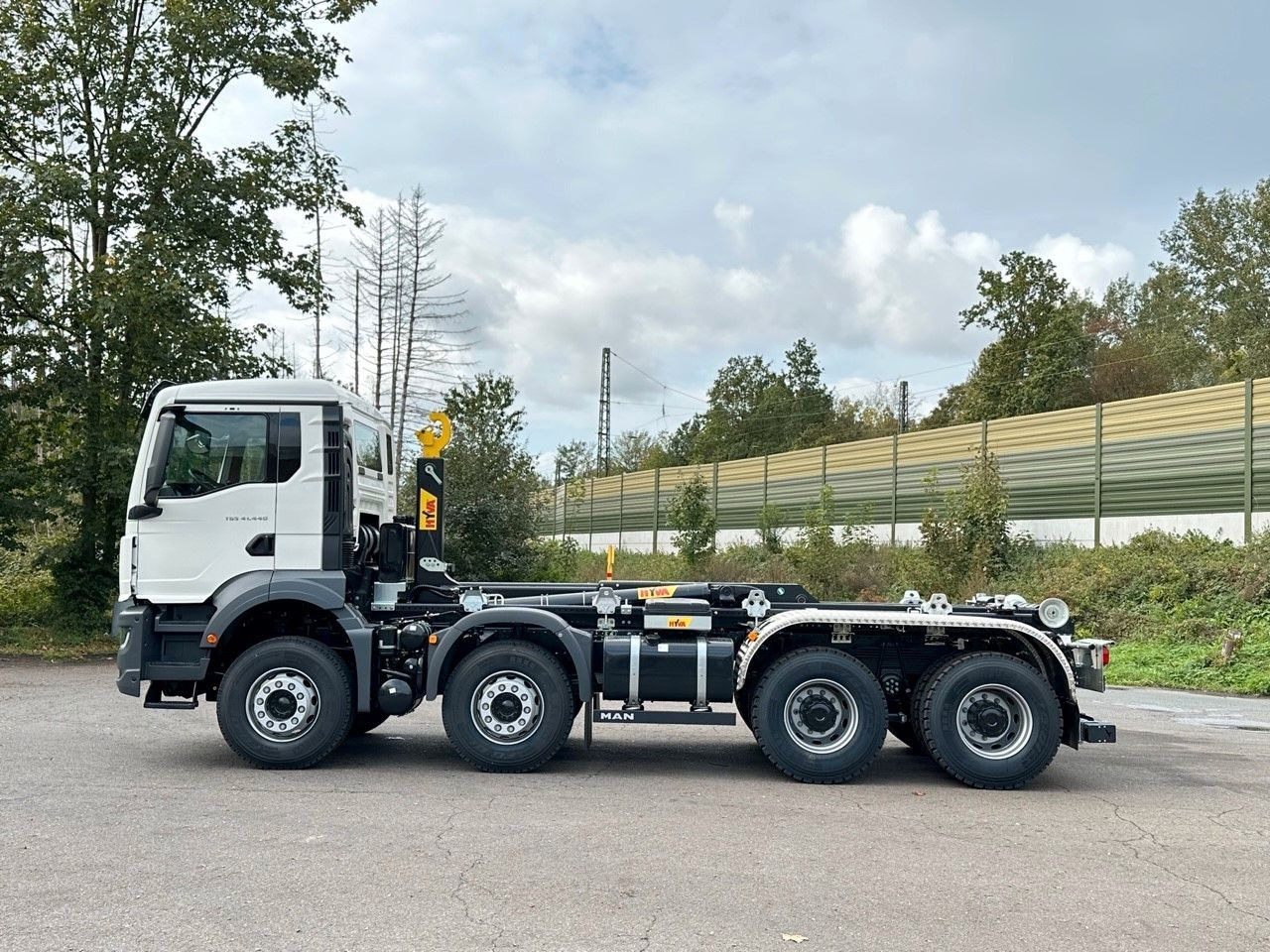 MAN TGS 41.440 8x4 Euro6e Hyva 26-55 Abrollkipper - شاحنة ذات الخطاف: صور 2 MAN TGS 41.440 8x4 Euro6e Hyva 26-55 Abrollkipper - شاحنة ذات الخطاف: صور 2