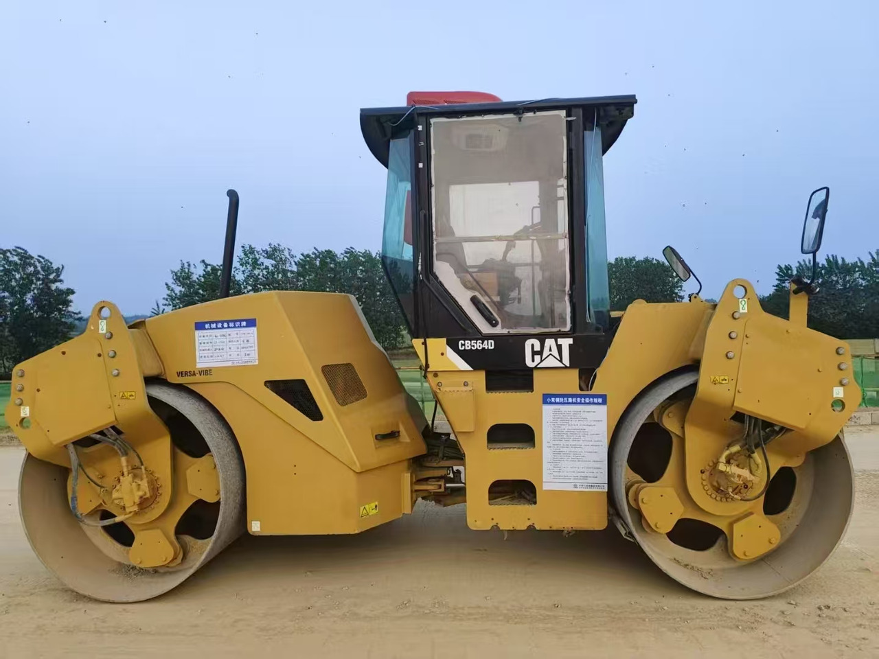 CATERPILLAR CB564D - مدحلة الأسفلت: صور 1 CATERPILLAR CB564D - مدحلة الأسفلت: صور 1
