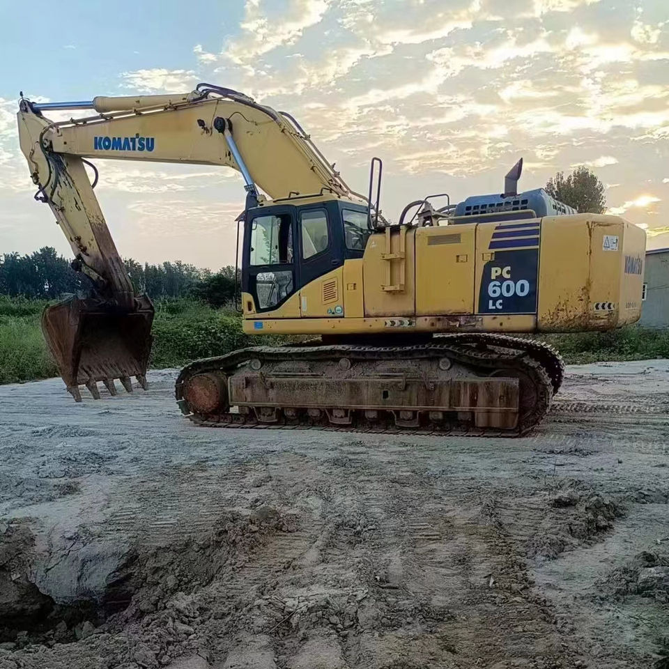 USED EXCAVATOR Good Condition Komatsu PC600-8 Original Japan Cheap Used Excavators Used Original Japan Komatsu PC600 - حفارات زحافة: صور 1 USED EXCAVATOR Good Condition Komatsu PC600-8 Original Japan Cheap Used Excavators Used Original Japan Komatsu PC600 - حفارات زحافة: صور 1