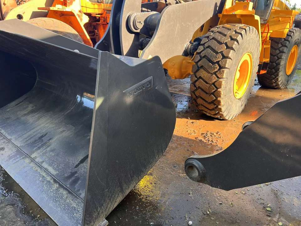 Used Volvo L120GZ 6 Ton Capacity Wheel Loader Available for Sale - اللودر بعجل: صور 4 Used Volvo L120GZ 6 Ton Capacity Wheel Loader Available for Sale - اللودر بعجل: صور 4