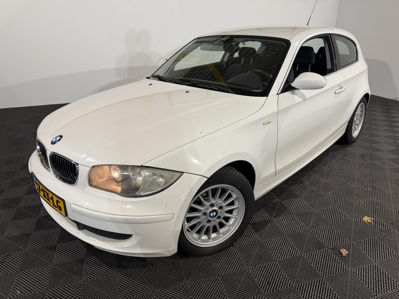 BMW | 1-serie | 116i Introduction | 2007 | 332.014 km | 57XXLG | Logisch - هاتشباك: صور 1 BMW | 1-serie | 116i Introduction | 2007 | 332.014 km | 57XXLG | Logisch - هاتشباك: صور 1