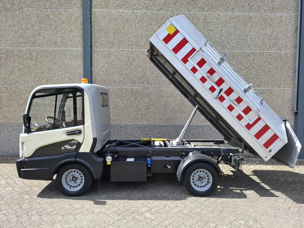 Goupil G5 Elektrische Stratenreinigingsmachine - مركبة الخدمات الكهربائية: صور 3 Goupil G5 Elektrische Stratenreinigingsmachine - مركبة الخدمات الكهربائية: صور 3
