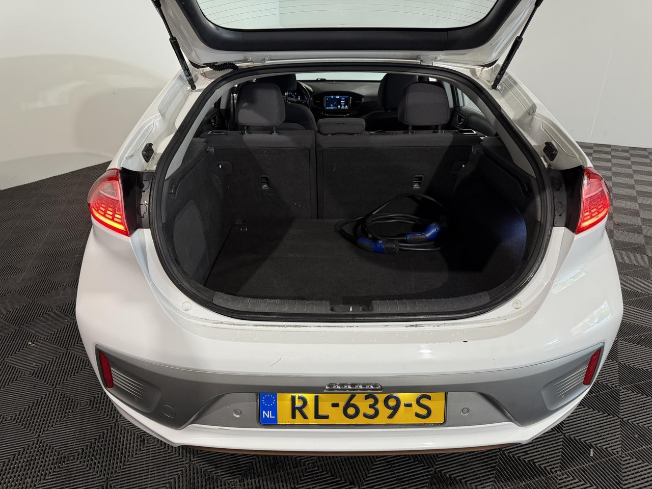 Kia | Stonic | 1.0 T-GDi DynamicLine | 2018 | 230.603 km | RL369S | Logisch - سيارة دفع رباعي: صور 3 Kia | Stonic | 1.0 T-GDi DynamicLine | 2018 | 230.603 km | RL369S | Logisch - سيارة دفع رباعي: صور 3