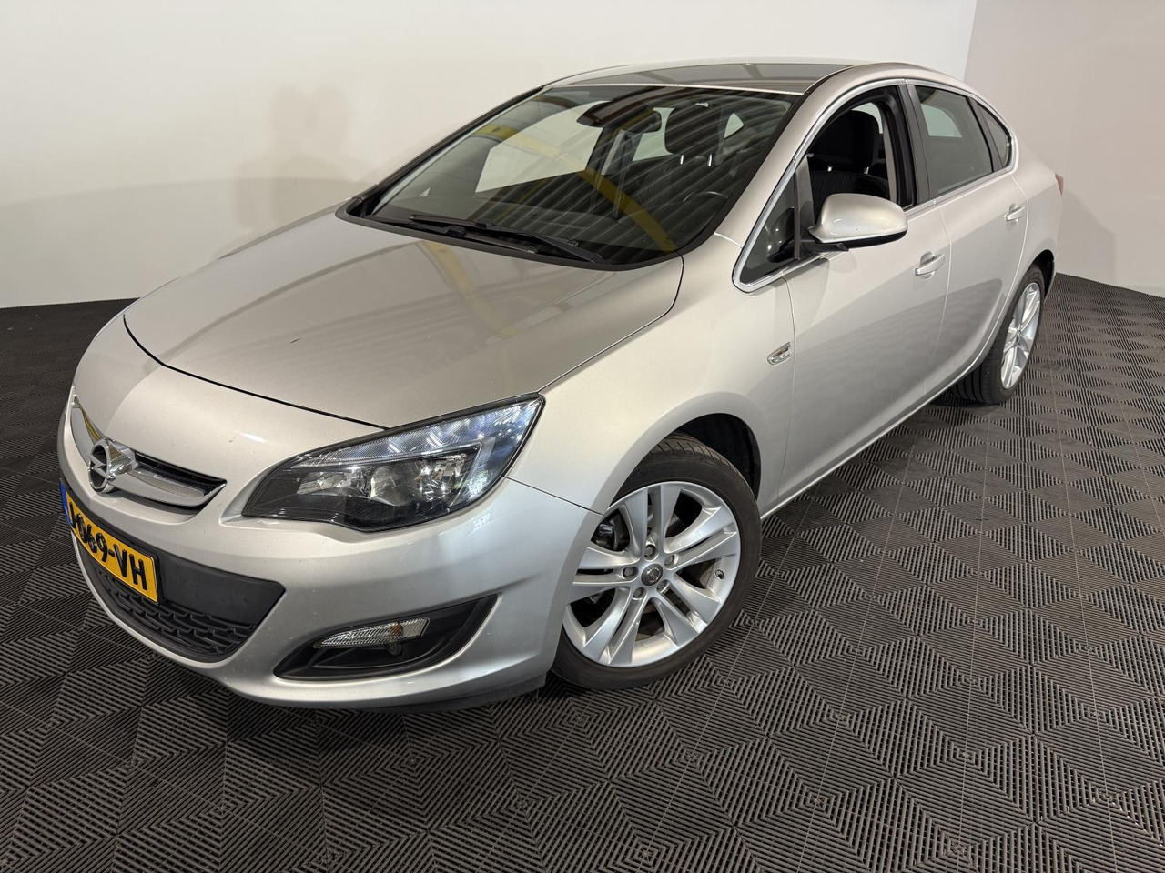 Opel Astra 1.6 CDTi S/S Edition | 2015 | 123.072 km | J-069-VH - سيدان: صور 1 Opel Astra 1.6 CDTi S/S Edition | 2015 | 123.072 km | J-069-VH - سيدان: صور 1