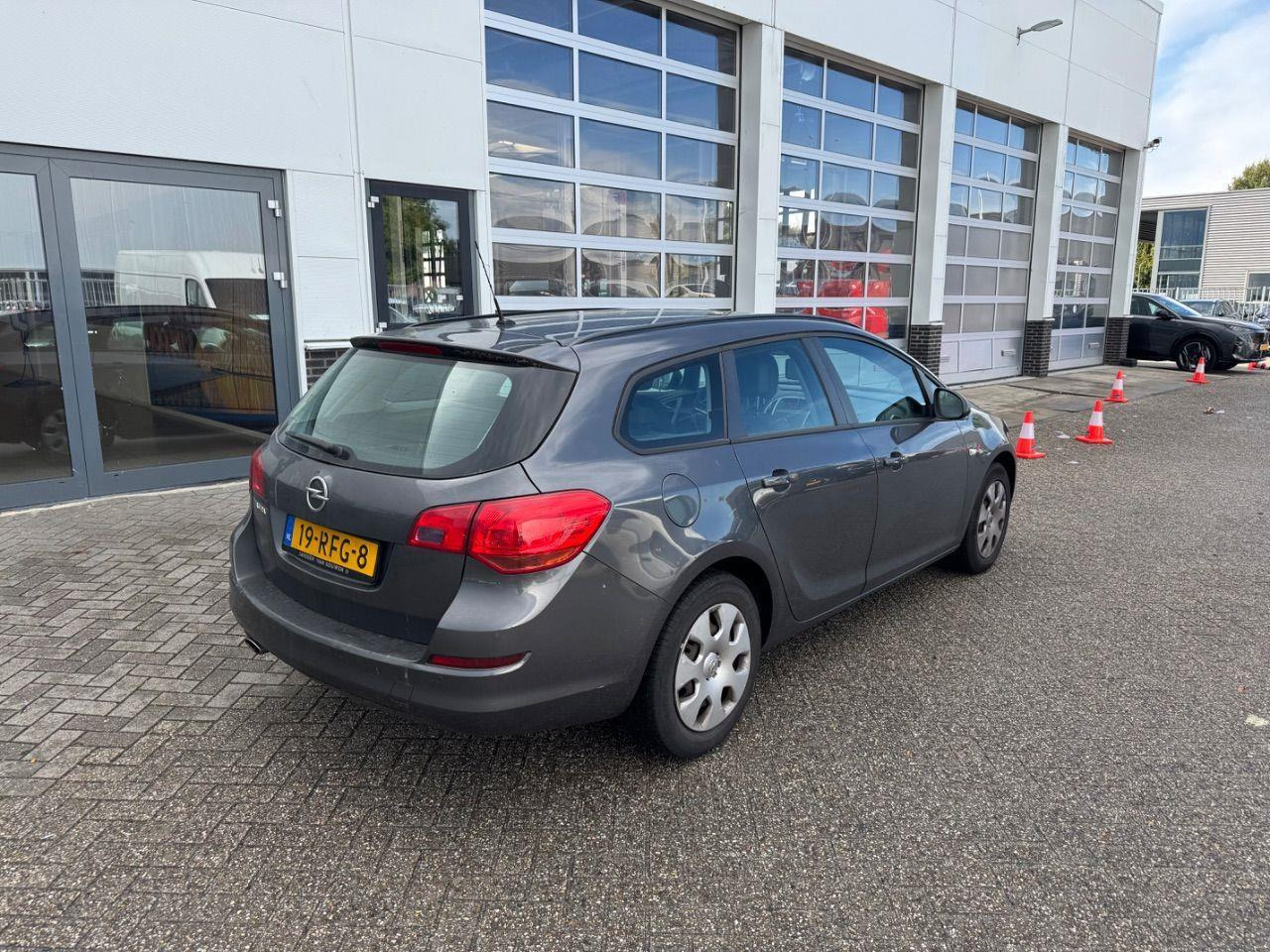 Opel Astra Sports Tourer 1.4 Turbo Edition | 2011 | 251.699 km | 19RFG8 | NAP: Logisch - سيارة: صور 4 Opel Astra Sports Tourer 1.4 Turbo Edition | 2011 | 251.699 km | 19RFG8 | NAP: Logisch - سيارة: صور 4