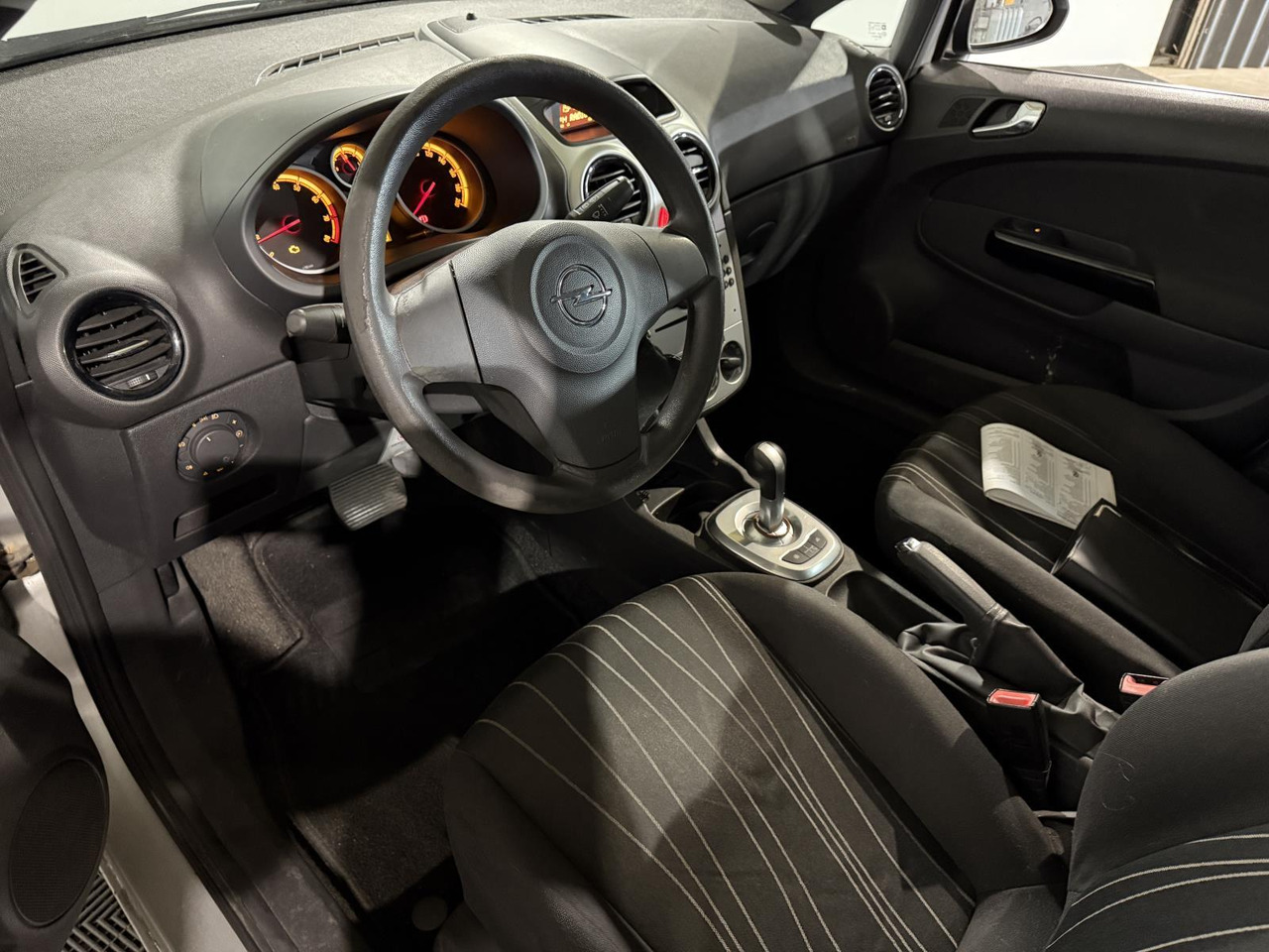 Opel | Corsa | 1.2-16V Cosmo Automaat | 2009 | 245.713 km | 45TJL8 | Geen oordeel - هاتشباك: صور 3 Opel | Corsa | 1.2-16V Cosmo Automaat | 2009 | 245.713 km | 45TJL8 | Geen oordeel - هاتشباك: صور 3
