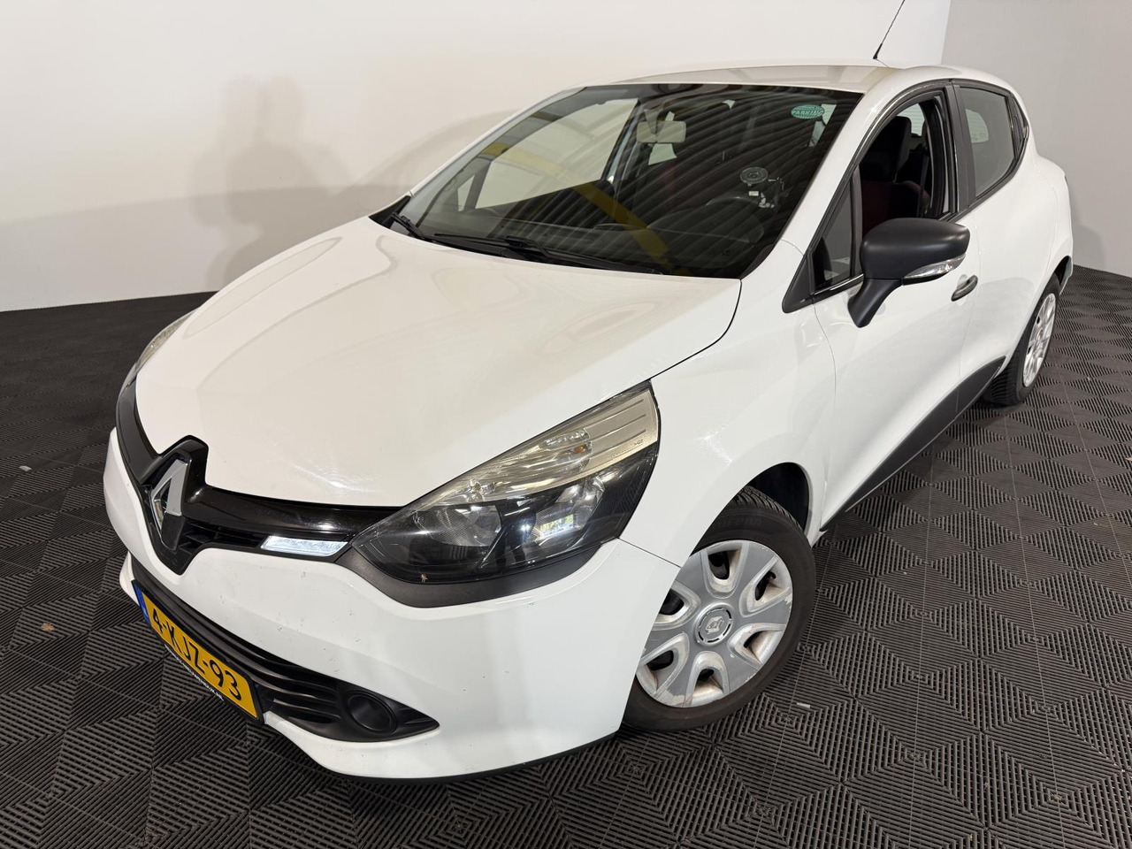 Renault | Clio | 0.9 TCe Authentique | 2013 | 160.970 km | 4KJZ93 | Logisch - هاتشباك: صور 1 Renault | Clio | 0.9 TCe Authentique | 2013 | 160.970 km | 4KJZ93 | Logisch - هاتشباك: صور 1