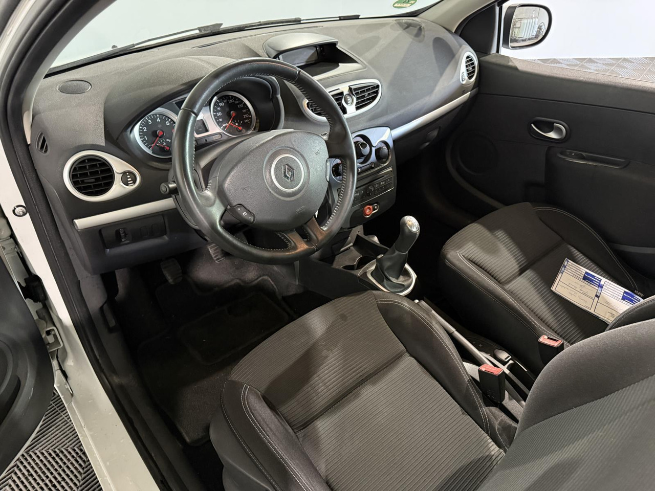 Renault Clio 1.2 TCe Collection | 2012 | 179.266 km | 15-ZDF-9 - أخرى: صور 3 Renault Clio 1.2 TCe Collection | 2012 | 179.266 km | 15-ZDF-9 - أخرى: صور 3