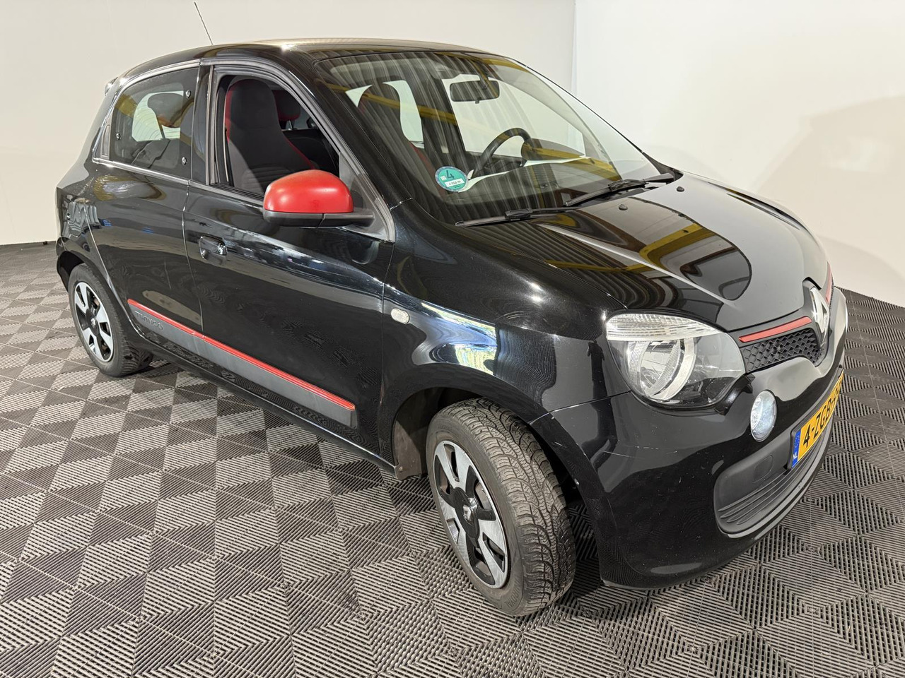 Renault | Twingo | 1.0 SCe Expression | 2015 | 226.056 km | 4ZGB99 | Logisch - هاتشباك: صور 5 Renault | Twingo | 1.0 SCe Expression | 2015 | 226.056 km | 4ZGB99 | Logisch - هاتشباك: صور 5