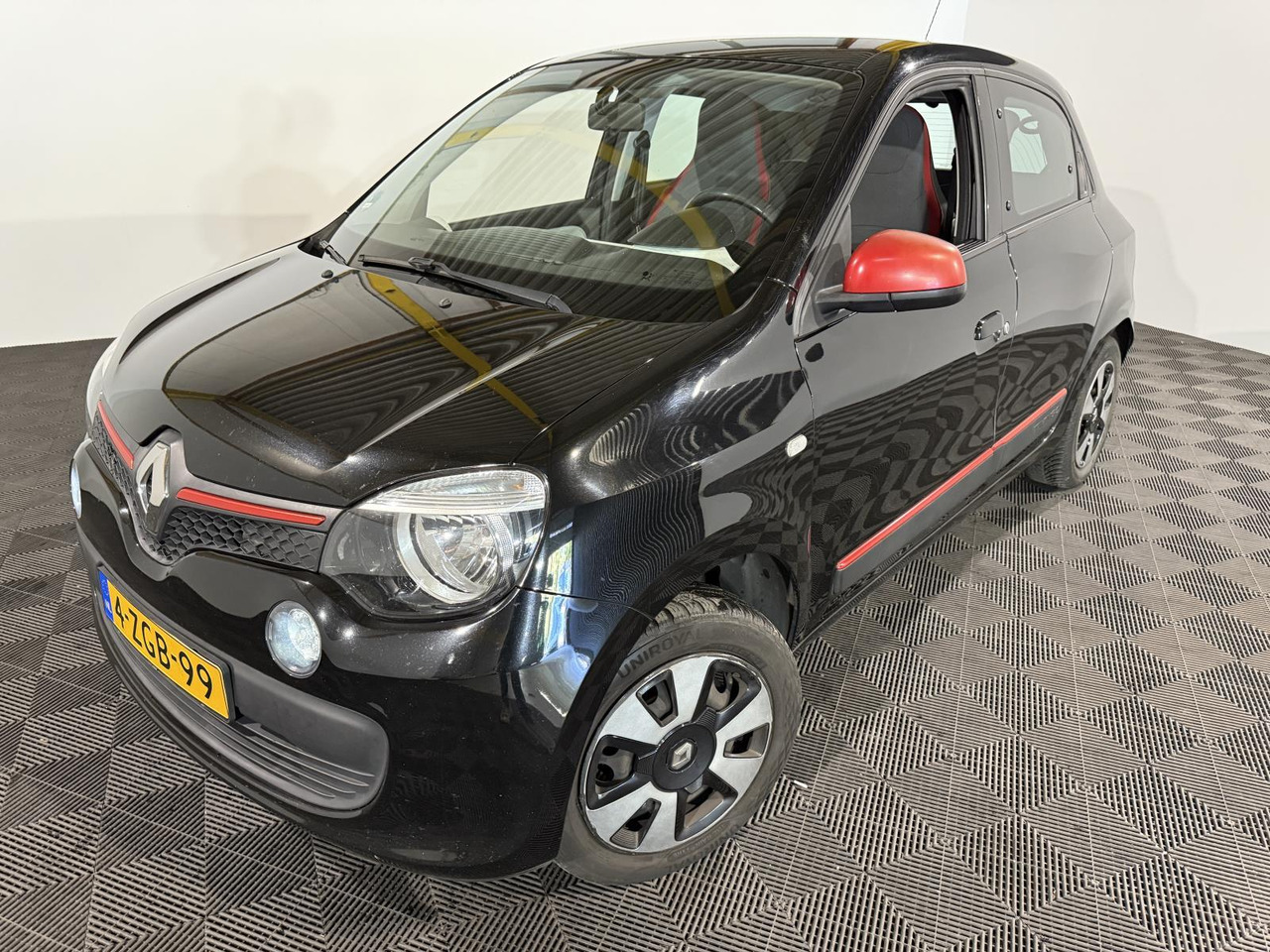 Renault | Twingo | 1.0 SCe Expression | 2015 | 226.056 km | 4ZGB99 | Logisch - هاتشباك: صور 1 Renault | Twingo | 1.0 SCe Expression | 2015 | 226.056 km | 4ZGB99 | Logisch - هاتشباك: صور 1