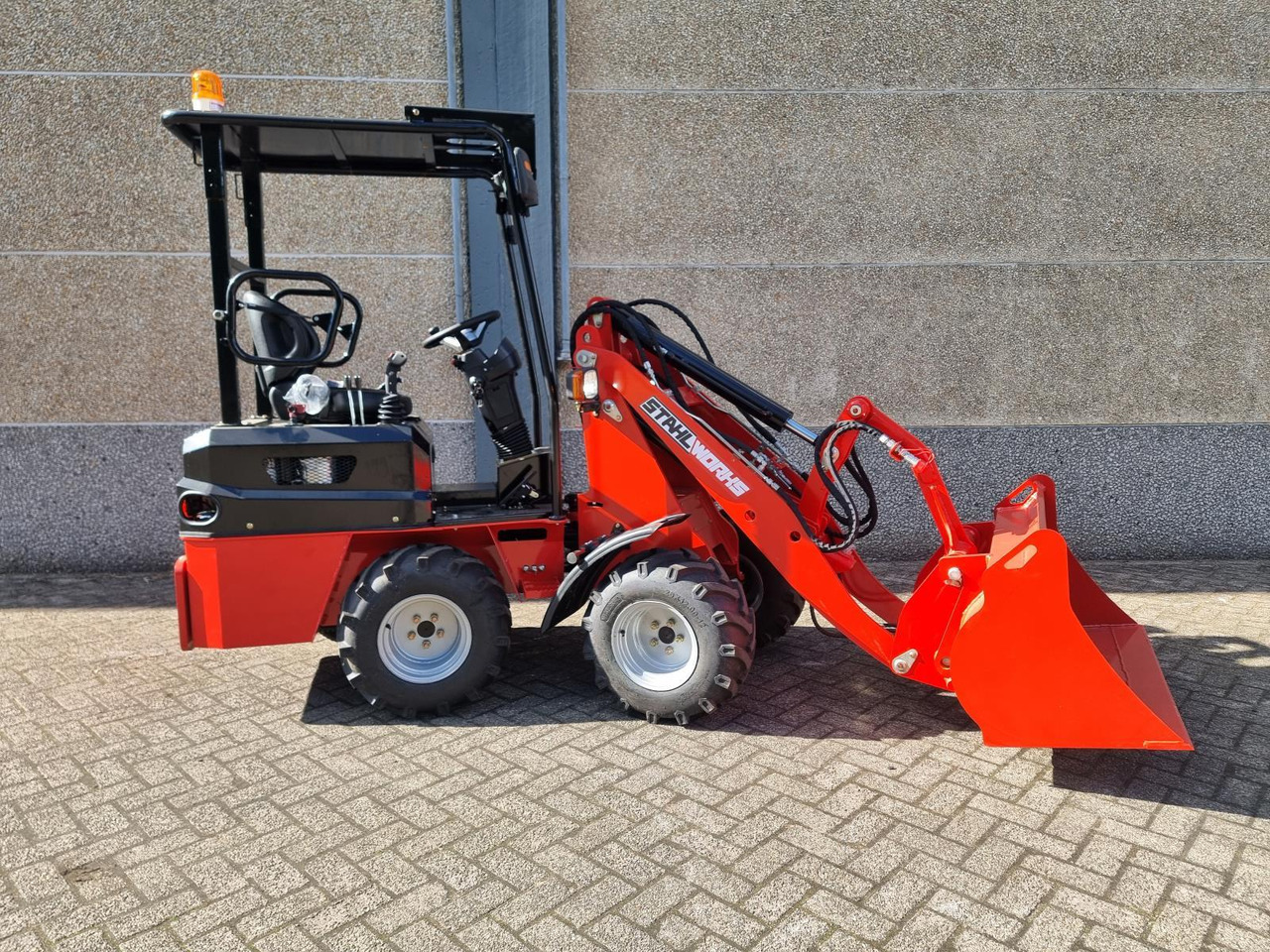 Stahlworks R906 Shovel Nieuw - اللودر بعجل: صور 4 Stahlworks R906 Shovel Nieuw - اللودر بعجل: صور 4