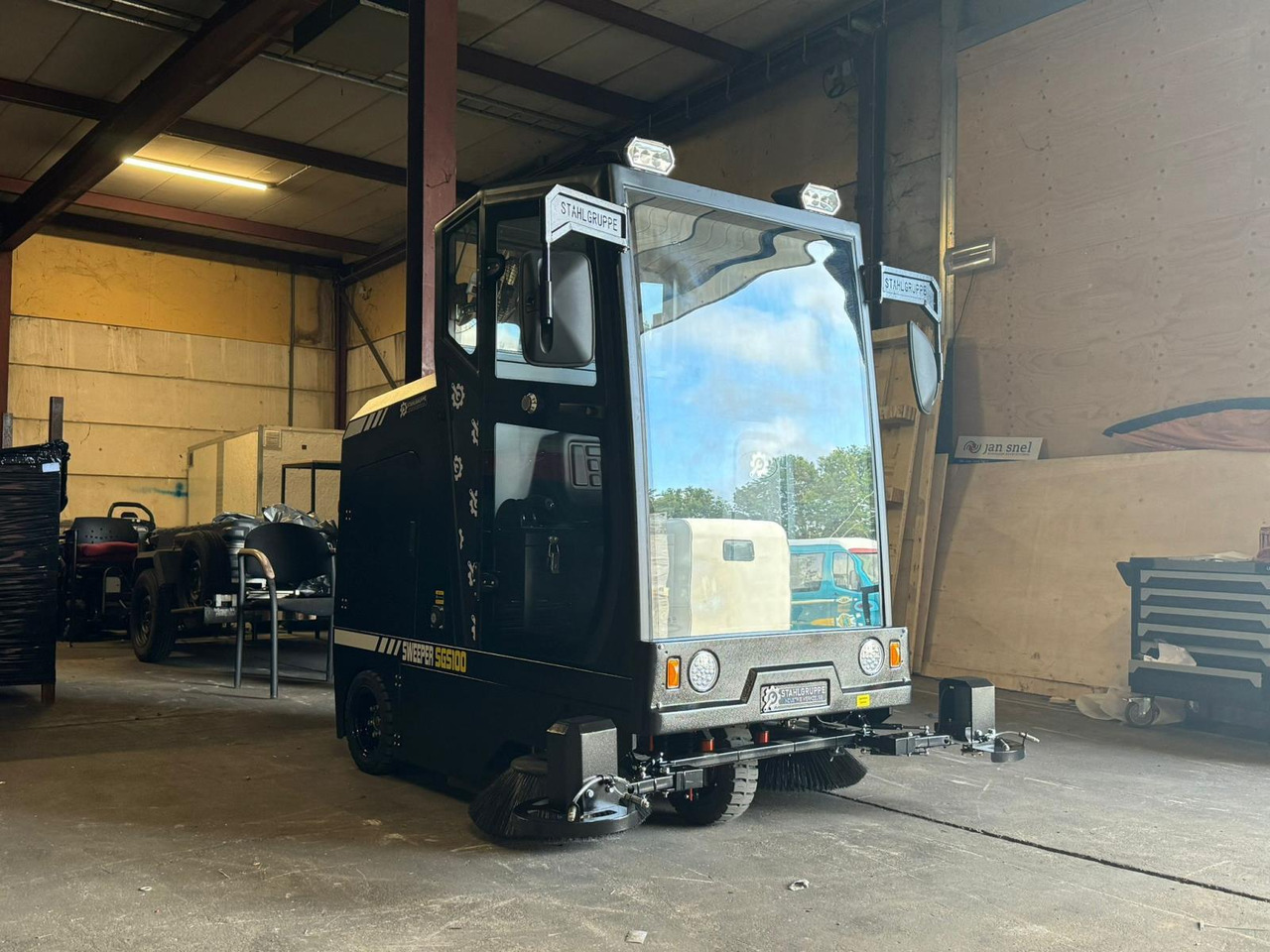 Veegmachine Stahlgruppe SGS100 - معدات الورش: صور 1 Veegmachine Stahlgruppe SGS100 - معدات الورش: صور 1
