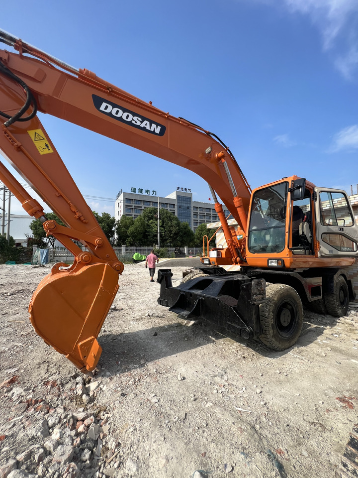 DOOSAN DX210 - حفارة على عجلات: صور 1 DOOSAN DX210 - حفارة على عجلات: صور 1