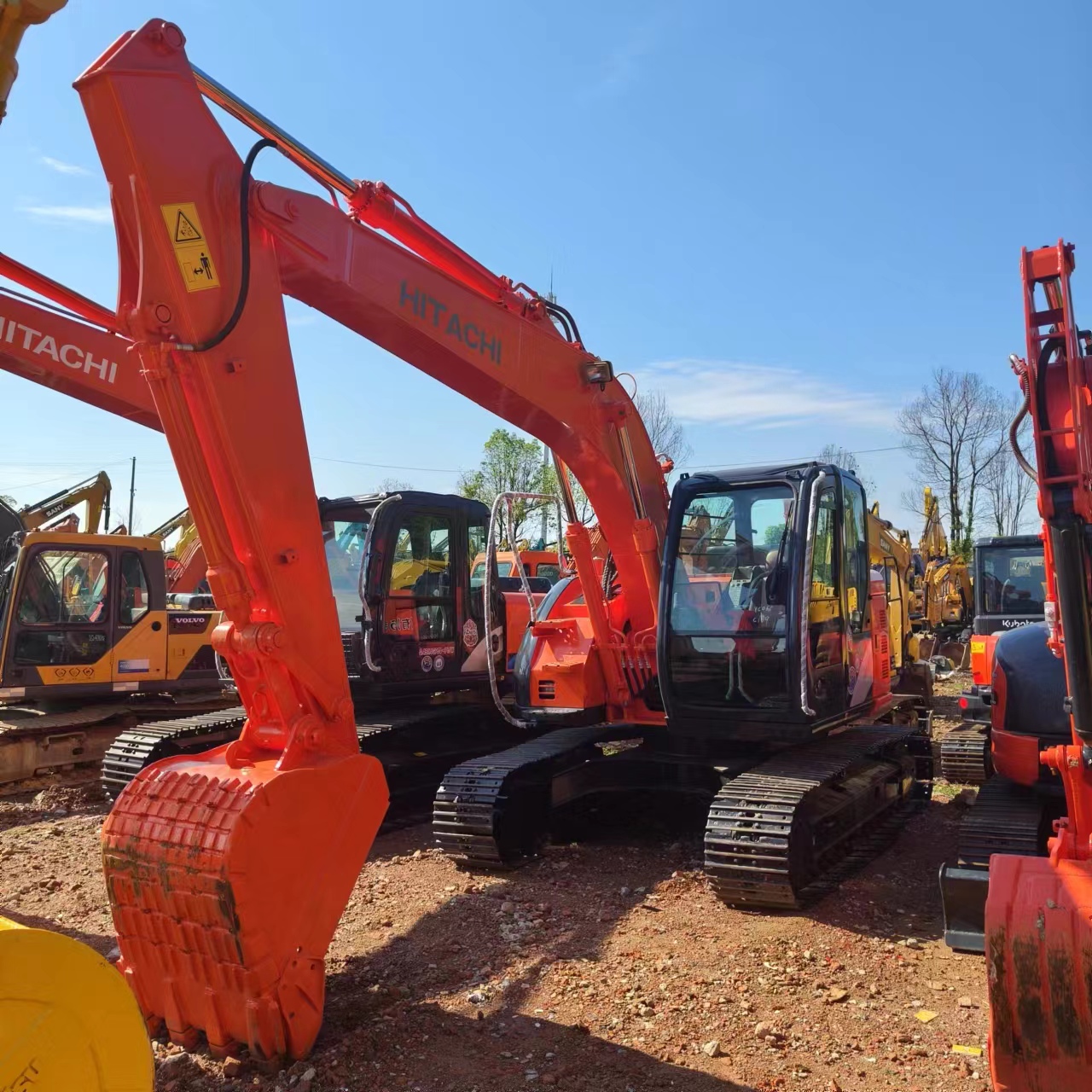 HITACHI ZX135 - حفارات زحافة: صور 1 HITACHI ZX135 - حفارات زحافة: صور 1
