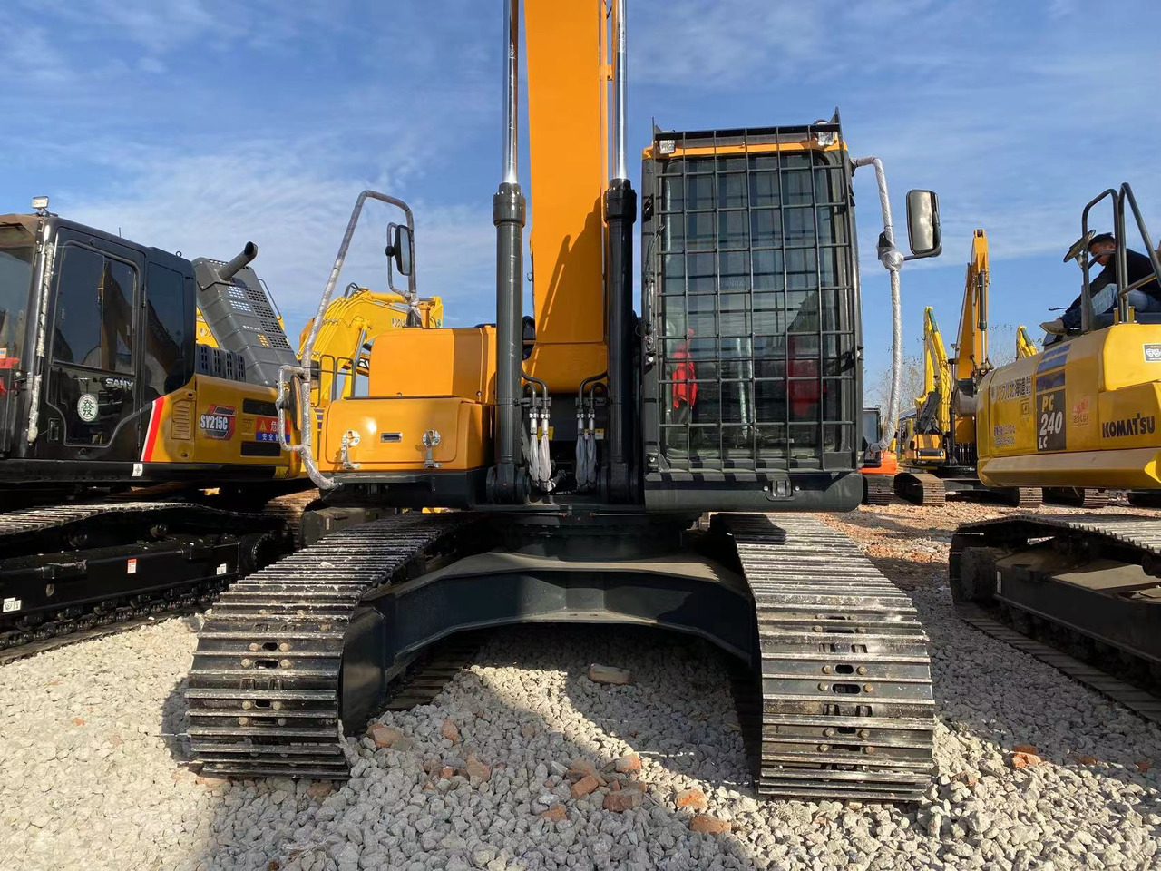 HYUNDAI R220-9S - حفارات زحافة: صور 5 HYUNDAI R220-9S - حفارات زحافة: صور 5