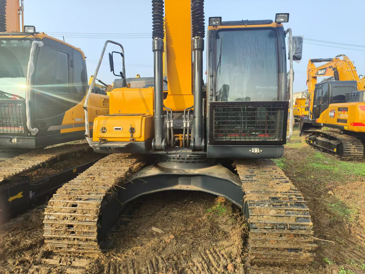 HYUNDAI ROBEX 220LC-9S - حفارات زحافة: صور 5 HYUNDAI ROBEX 220LC-9S - حفارات زحافة: صور 5