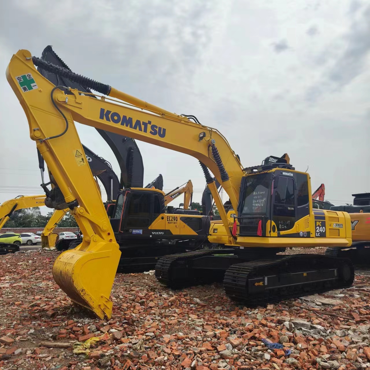 KOMATSU PC240 - حفارات زحافة: صور 1 KOMATSU PC240 - حفارات زحافة: صور 1