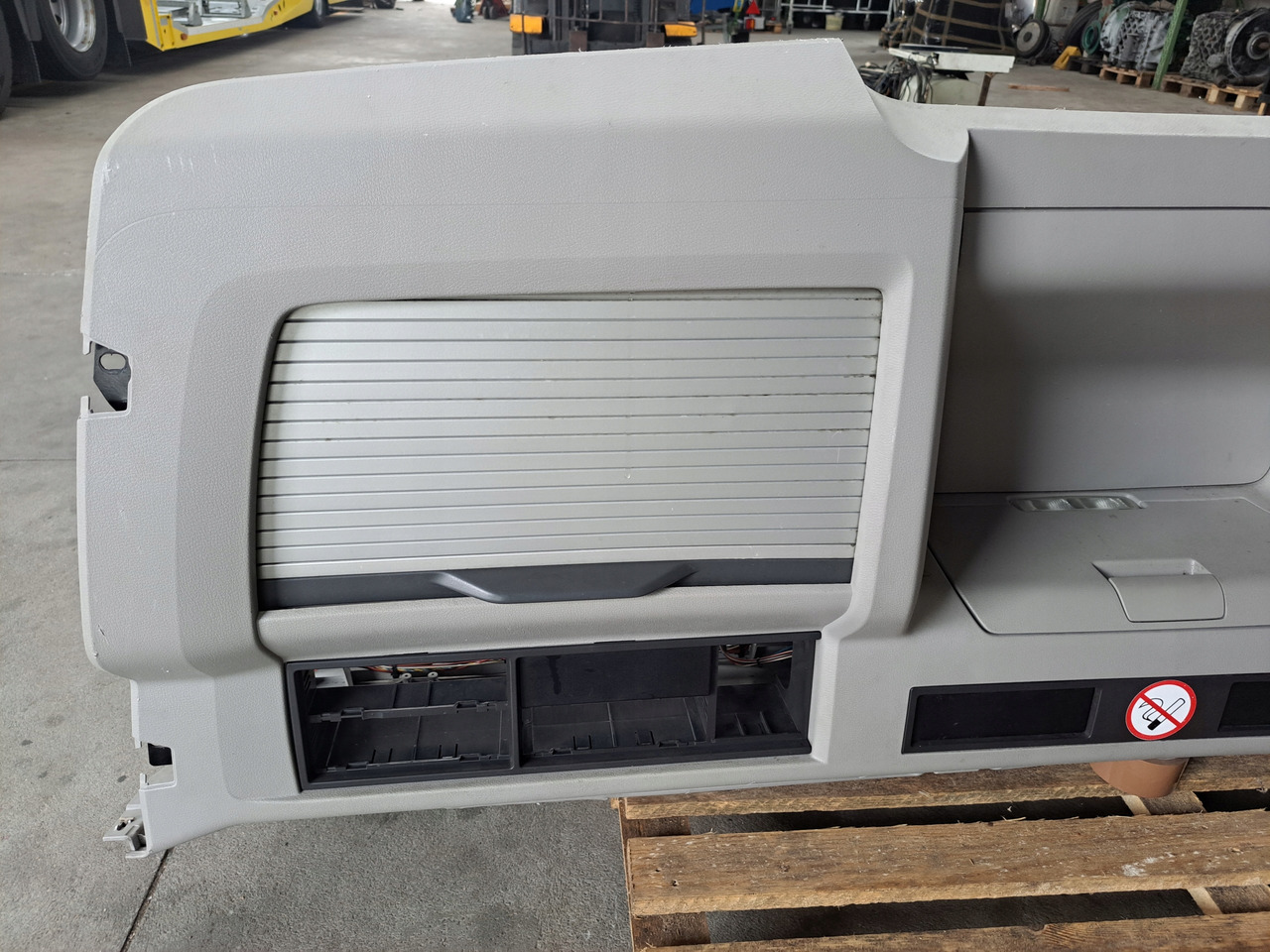 VOLVO PÓŁKA KONSOLA GÓRNA SCHOWEK VOLVO FH 13 LIFT VOLVO FM KABINA XL - الكابينة والداخلية - شاحنة: صور 2 VOLVO PÓŁKA KONSOLA GÓRNA SCHOWEK VOLVO FH 13 LIFT VOLVO FM KABINA XL - الكابينة والداخلية - شاحنة: صور 2