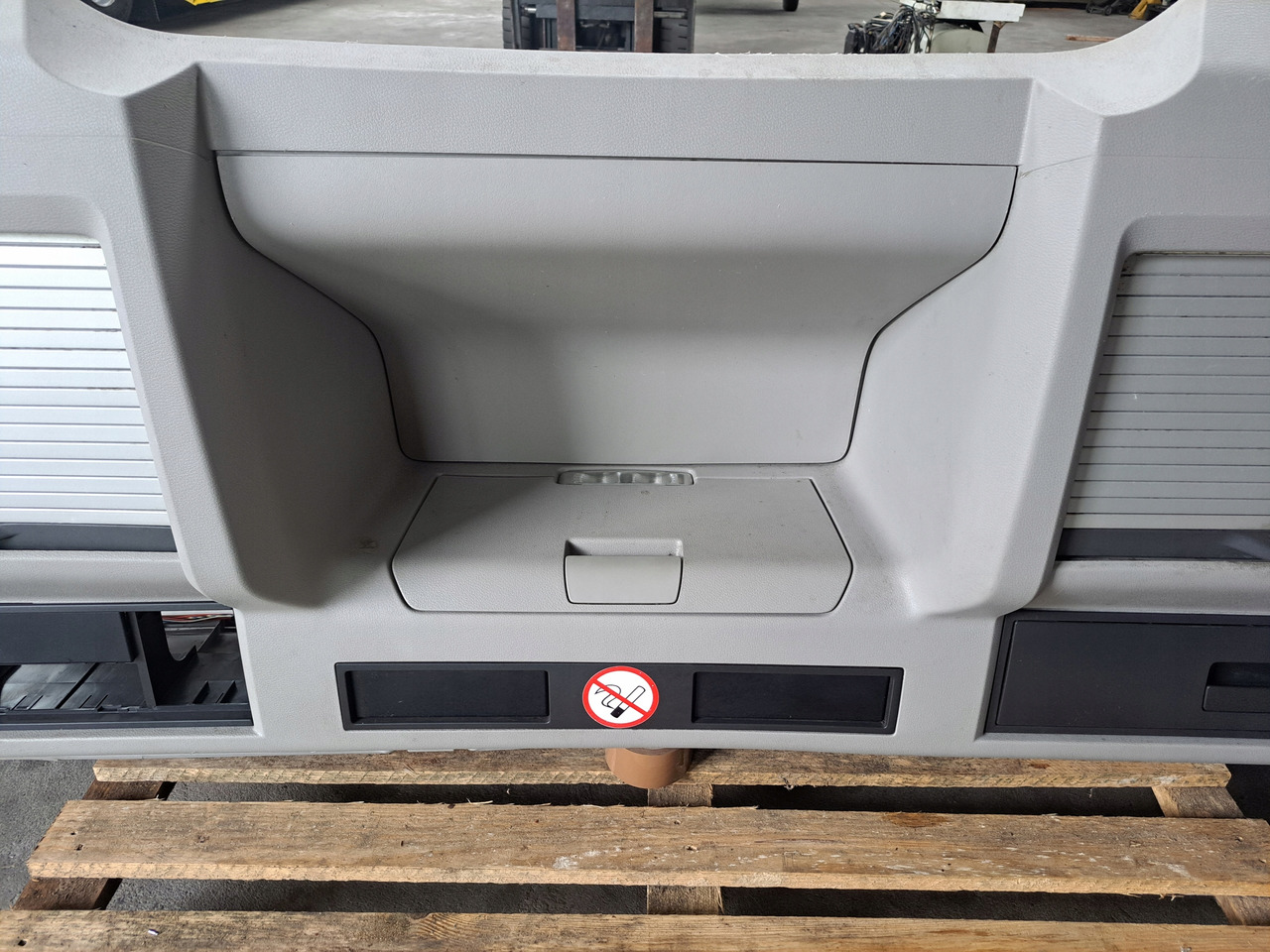 VOLVO PÓŁKA KONSOLA GÓRNA SCHOWEK VOLVO FH 13 LIFT VOLVO FM KABINA XL - الكابينة والداخلية - شاحنة: صور 3 VOLVO PÓŁKA KONSOLA GÓRNA SCHOWEK VOLVO FH 13 LIFT VOLVO FM KABINA XL - الكابينة والداخلية - شاحنة: صور 3