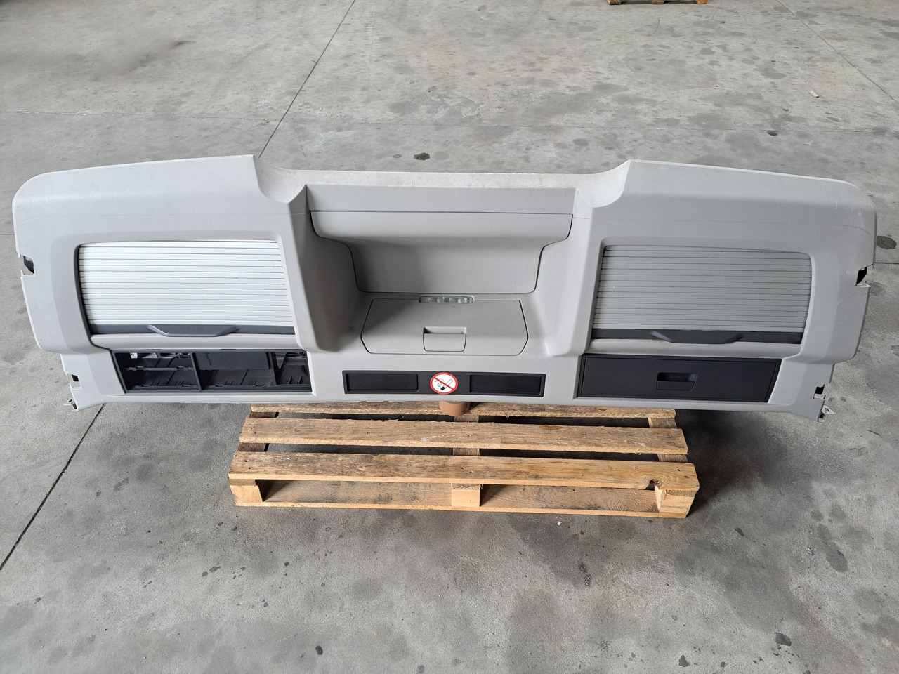 VOLVO PÓŁKA KONSOLA GÓRNA SCHOWEK VOLVO FH 13 LIFT VOLVO FM KABINA XL - الكابينة والداخلية - شاحنة: صور 1 VOLVO PÓŁKA KONSOLA GÓRNA SCHOWEK VOLVO FH 13 LIFT VOLVO FM KABINA XL - الكابينة والداخلية - شاحنة: صور 1