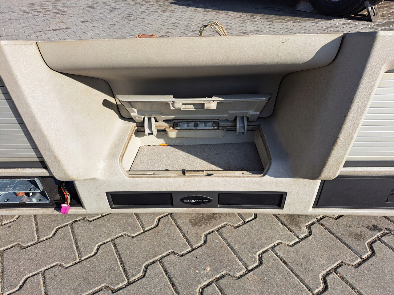 VOLVO PÓŁKA KONSOLA GÓRNA SCHOWEK VOLVO FM FH 13 LIFT GLOBETROTTER - لوحة القيادة - شاحنة: صور 4 VOLVO PÓŁKA KONSOLA GÓRNA SCHOWEK VOLVO FM FH 13 LIFT GLOBETROTTER - لوحة القيادة - شاحنة: صور 4