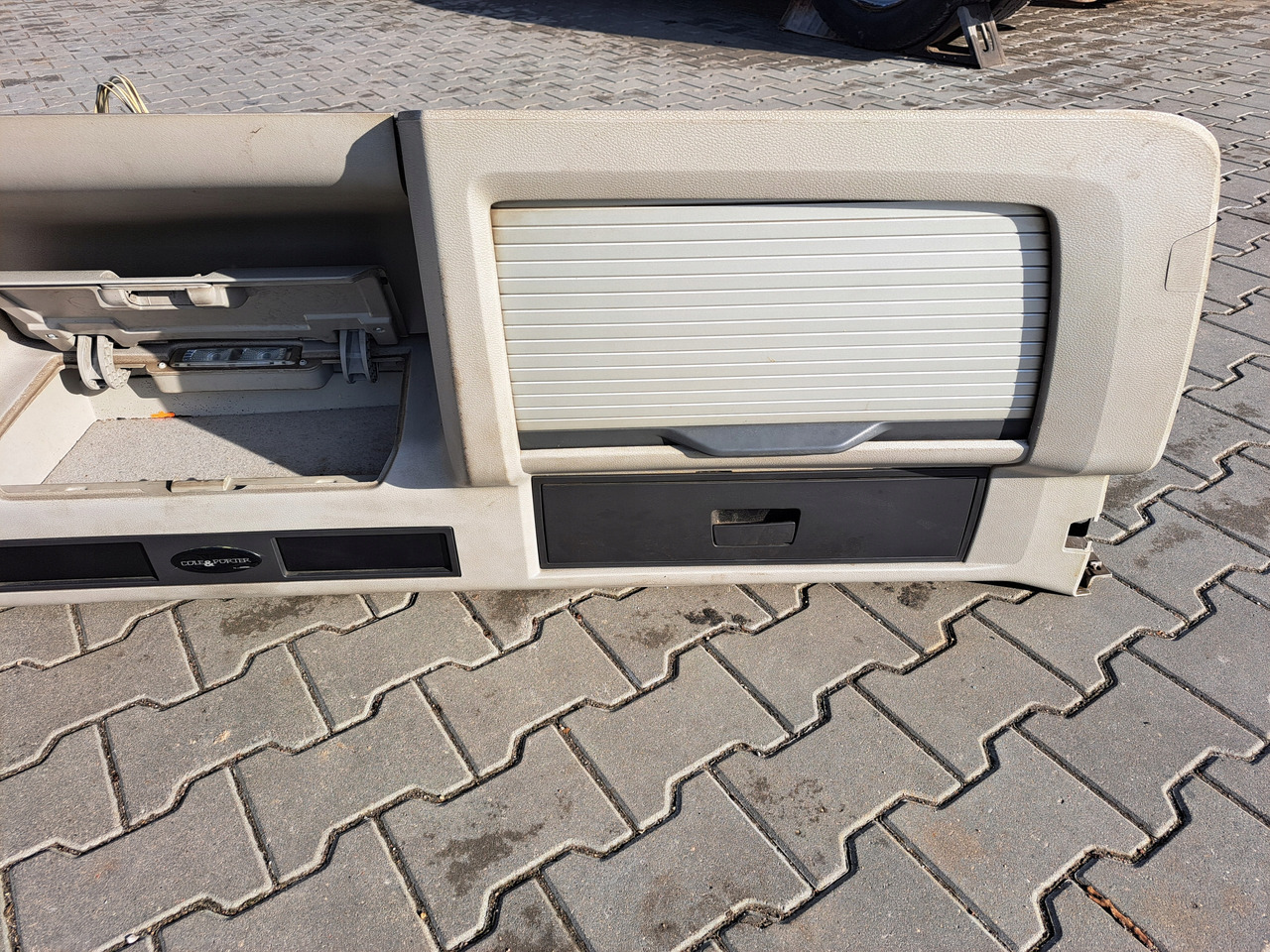 VOLVO PÓŁKA KONSOLA GÓRNA SCHOWEK VOLVO FM FH 13 LIFT GLOBETROTTER - لوحة القيادة - شاحنة: صور 3 VOLVO PÓŁKA KONSOLA GÓRNA SCHOWEK VOLVO FM FH 13 LIFT GLOBETROTTER - لوحة القيادة - شاحنة: صور 3