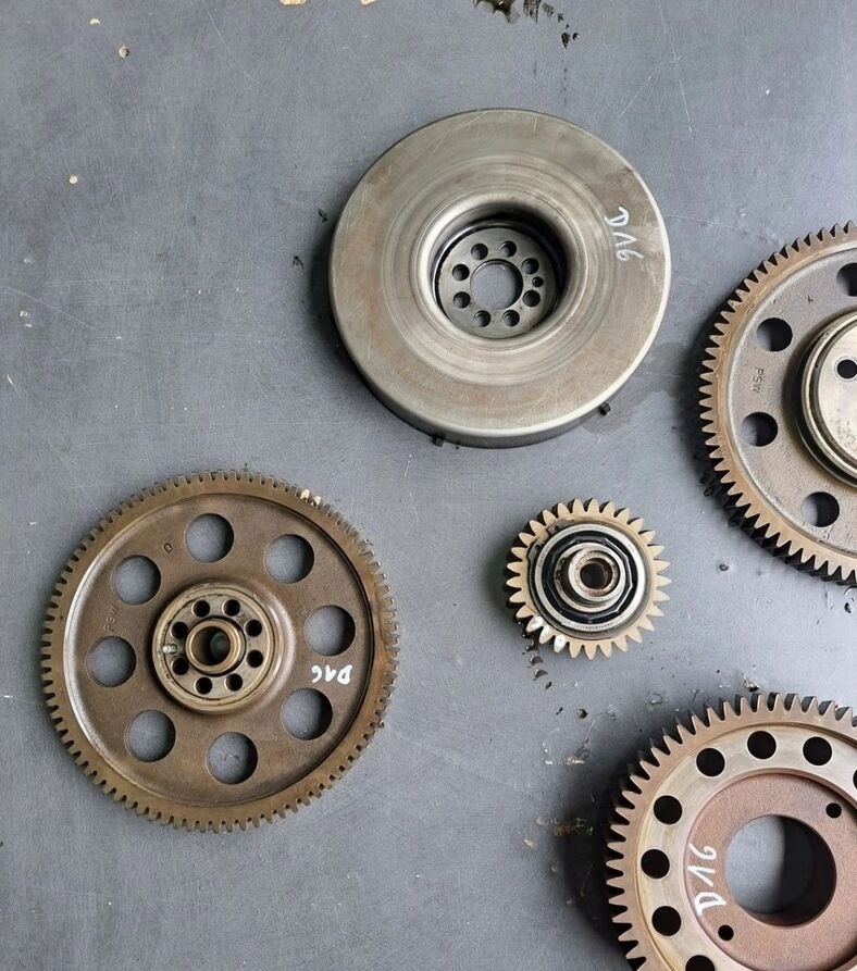 Volvo ROZRZĄD KOMPLETNY KOŁA ROZRZĄDU FH 16 D16E EURO 5. Volvo - عمود الحدبات - شاحنة: صور 3 Volvo ROZRZĄD KOMPLETNY KOŁA ROZRZĄDU FH 16 D16E EURO 5. Volvo - عمود الحدبات - شاحنة: صور 3