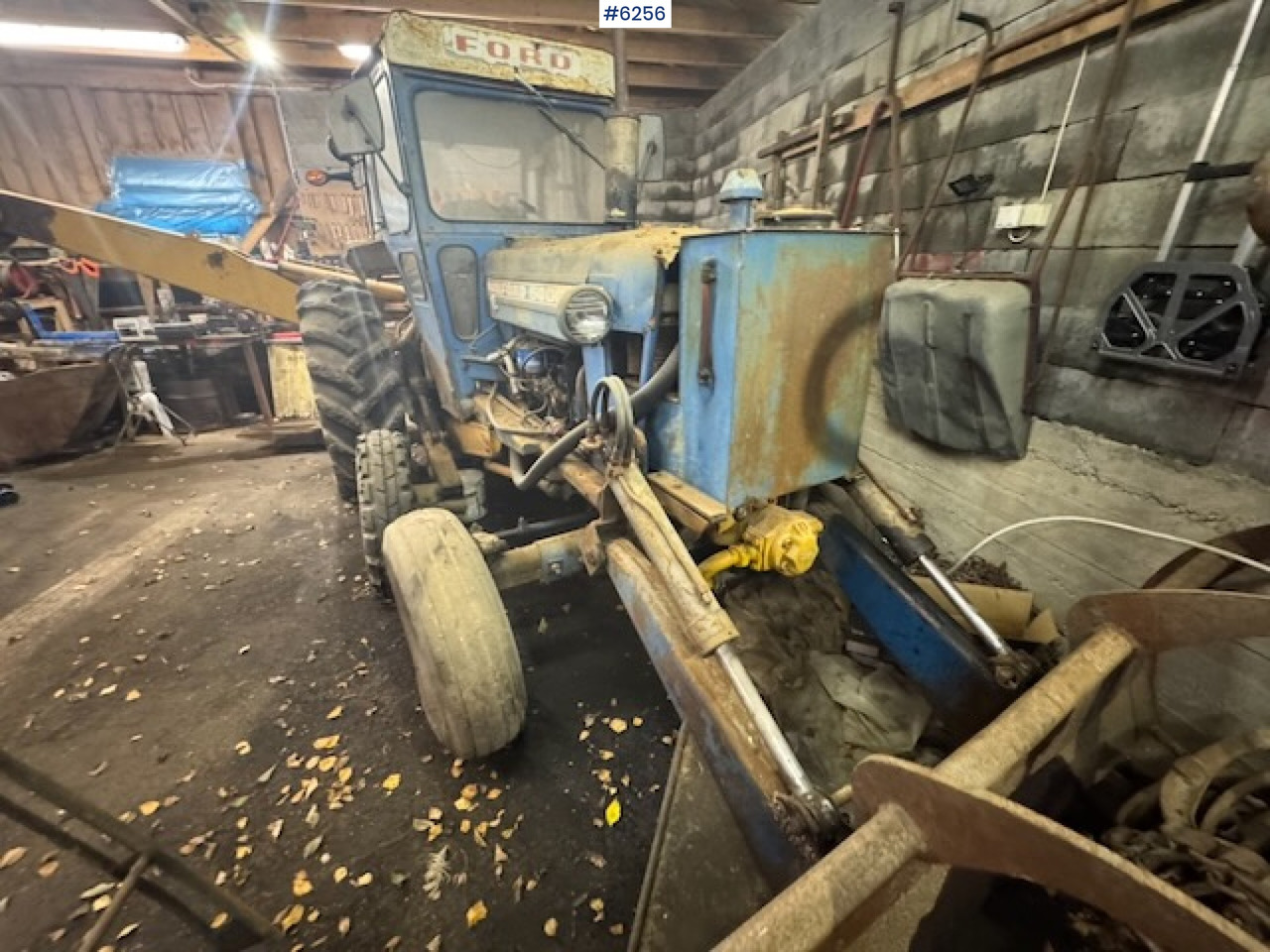 1968 Ford 5000 w/ digger, front cutter and 3 buckets! - جرار: صور 4 1968 Ford 5000 w/ digger, front cutter and 3 buckets! - جرار: صور 4