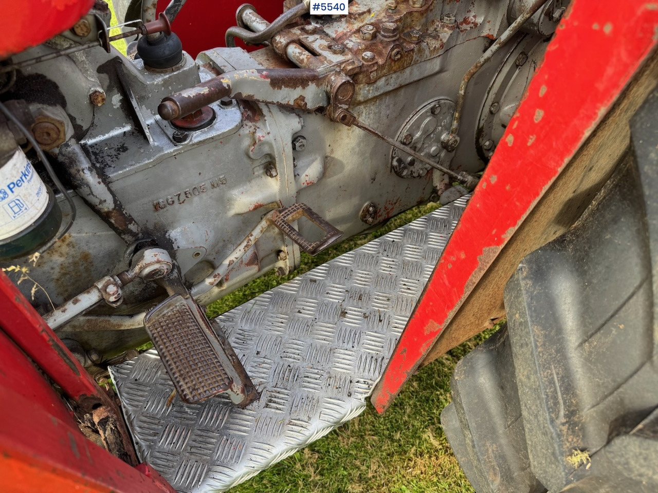 جرار 1982 Massey Ferguson 235 w/front loader.: صور 16