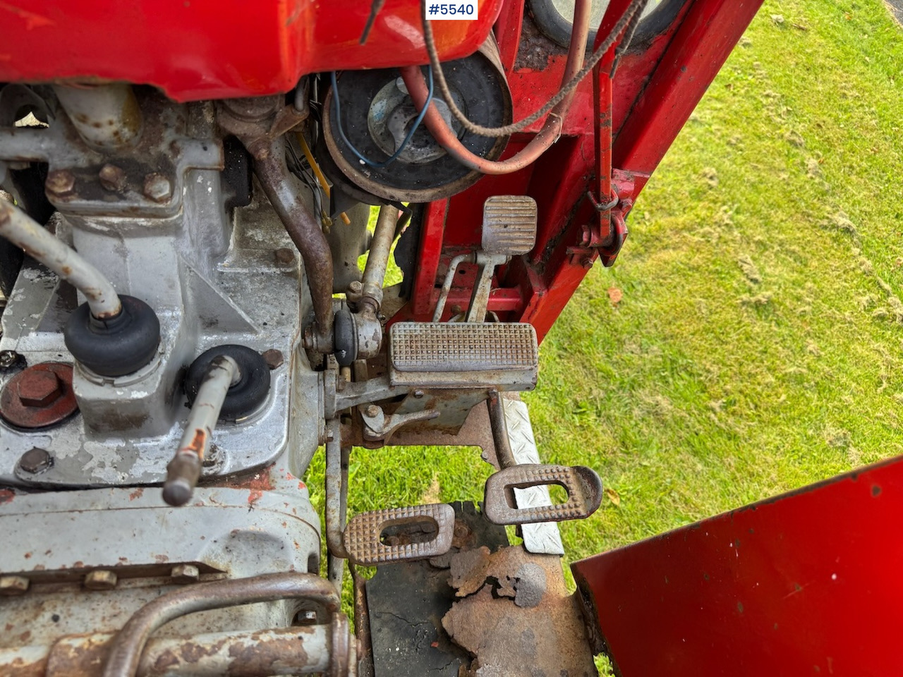 جرار 1982 Massey Ferguson 235 w/front loader.: صور 17