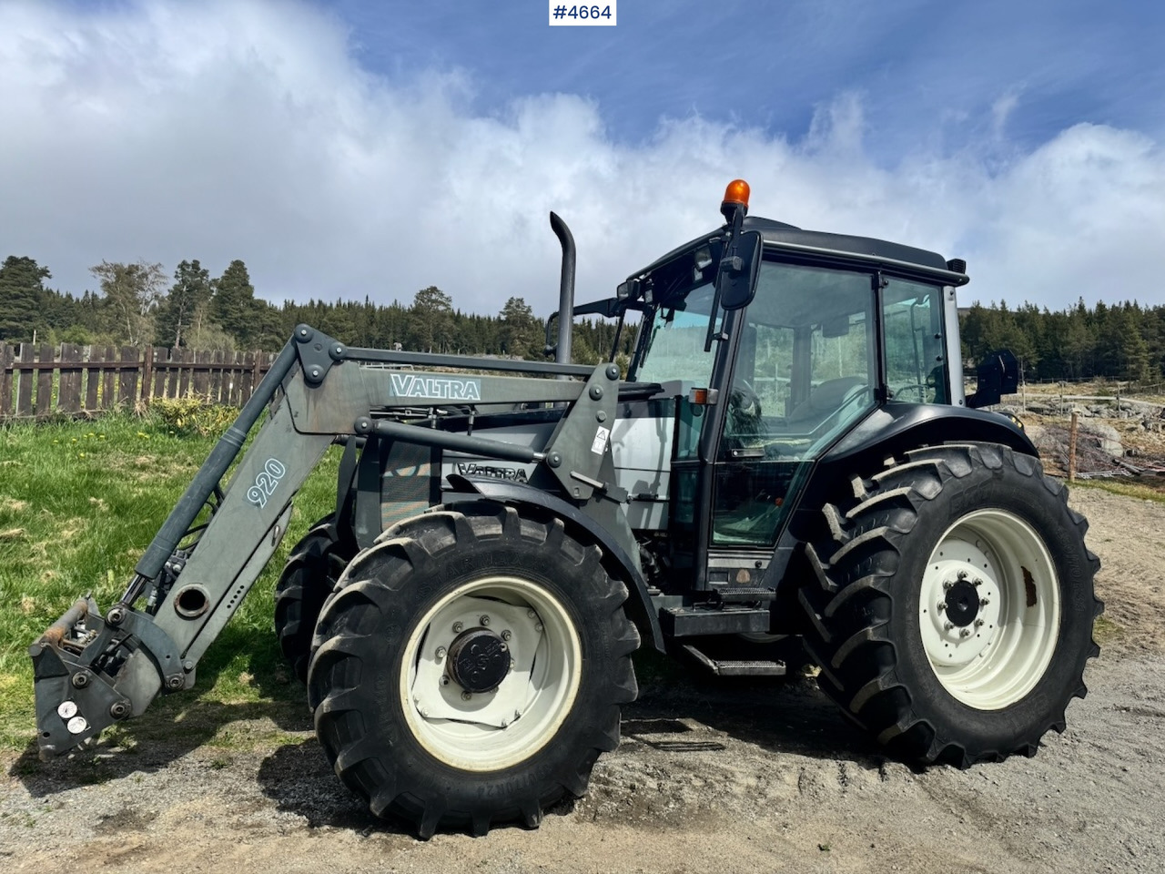 2003 Valtra A85-4 4x4 with Front Loader – 4450 hours! - جرار: صور 1 2003 Valtra A85-4 4x4 with Front Loader – 4450 hours! - جرار: صور 1