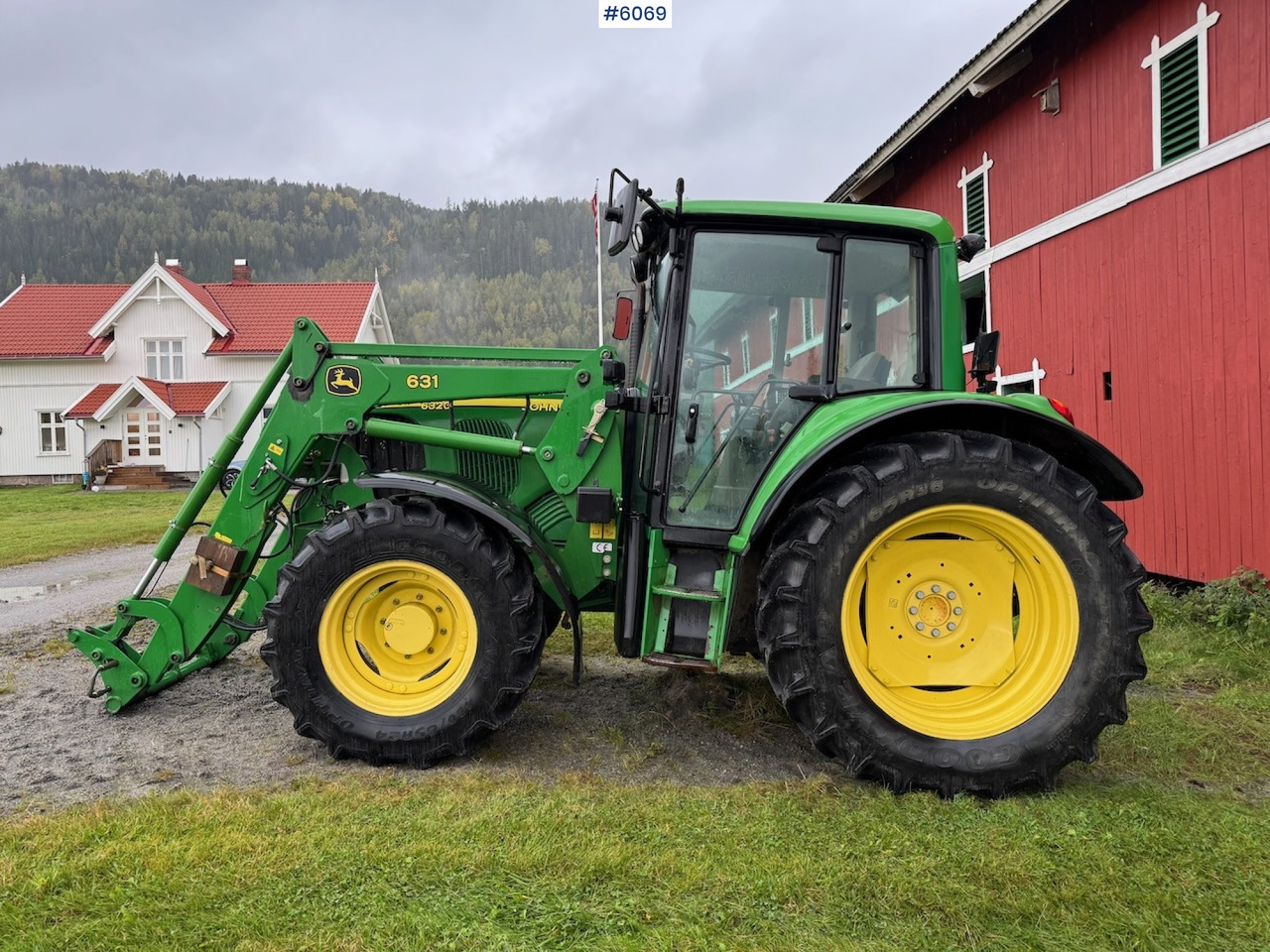 2006 John Deere 6320 w/ front loader, bucket, grapple, pallet fork and chains. Low hours!! - جرار: صور 1 2006 John Deere 6320 w/ front loader, bucket, grapple, pallet fork and chains. Low hours!! - جرار: صور 1