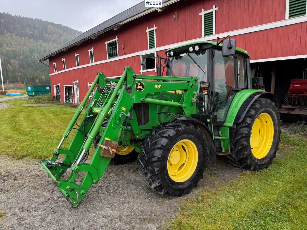 2006 John Deere 6320 w/ front loader, bucket, grapple, pallet fork and chains. Low hours!! - جرار: صور 4 2006 John Deere 6320 w/ front loader, bucket, grapple, pallet fork and chains. Low hours!! - جرار: صور 4