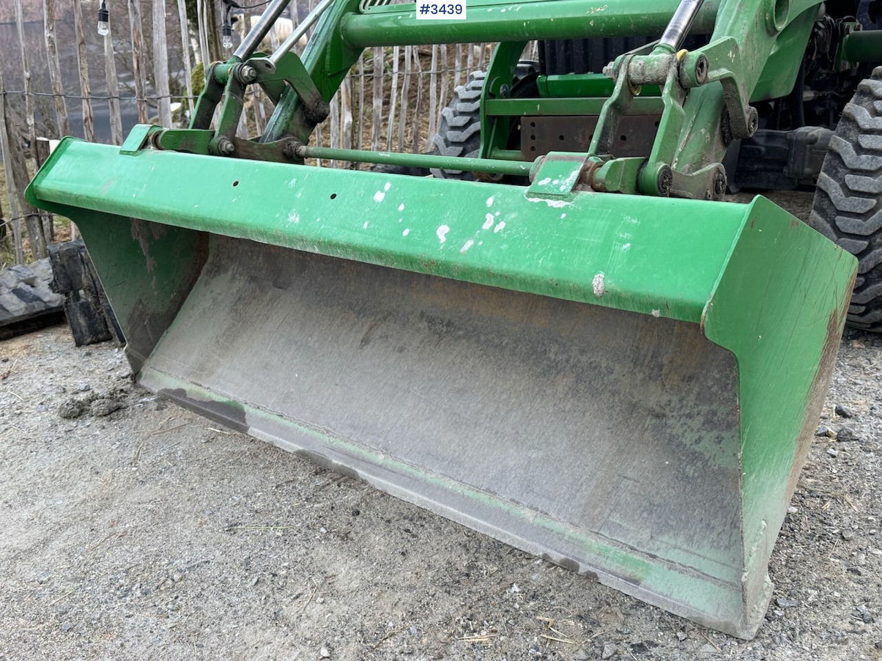 2008 John Deere 3720 w/front loader and bucket - جرار: صور 3 2008 John Deere 3720 w/front loader and bucket - جرار: صور 3