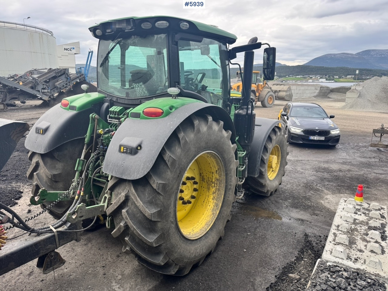 2020 John Deere 6215R w/ Front PTO and hydraulics. 2 sets of tires. - جرار: صور 5 2020 John Deere 6215R w/ Front PTO and hydraulics. 2 sets of tires. - جرار: صور 5