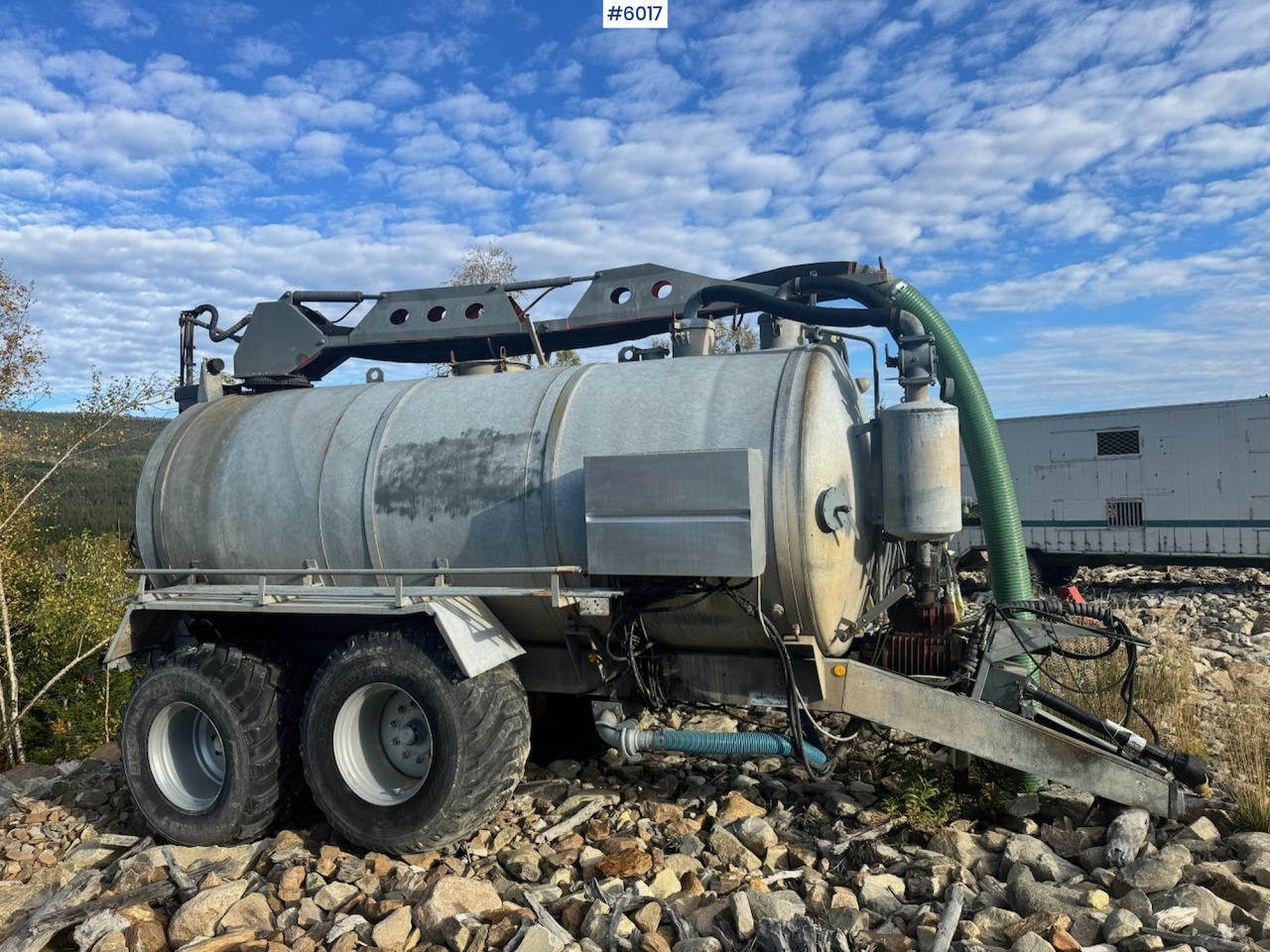 Caveco vacuum wagon with loading robot - مقطورة صهريج: صور 1 Caveco vacuum wagon with loading robot - مقطورة صهريج: صور 1