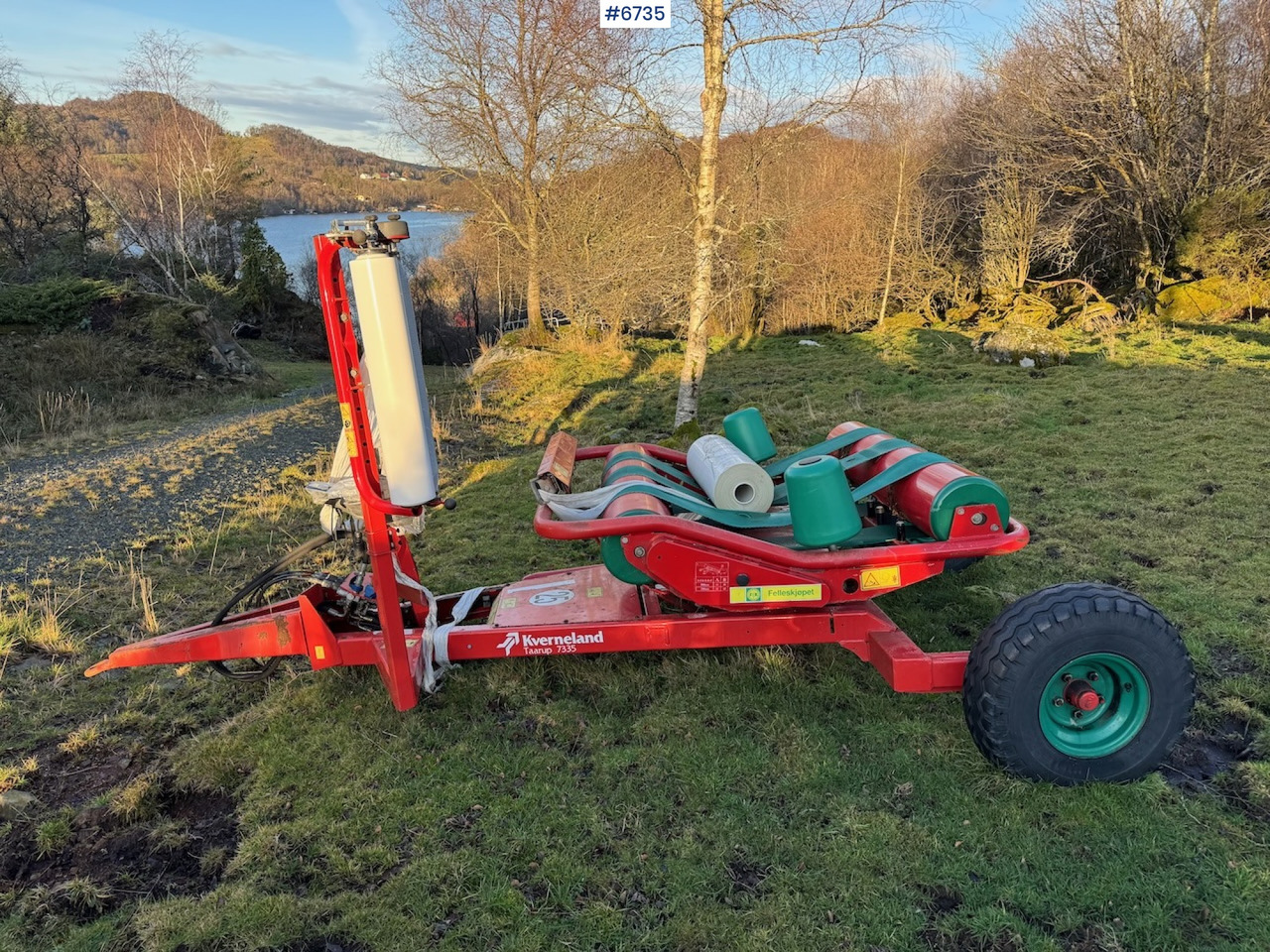 Kverneland Taarup 7335 Round Bale Wrapper - معدات القش: صور 1 Kverneland Taarup 7335 Round Bale Wrapper - معدات القش: صور 1